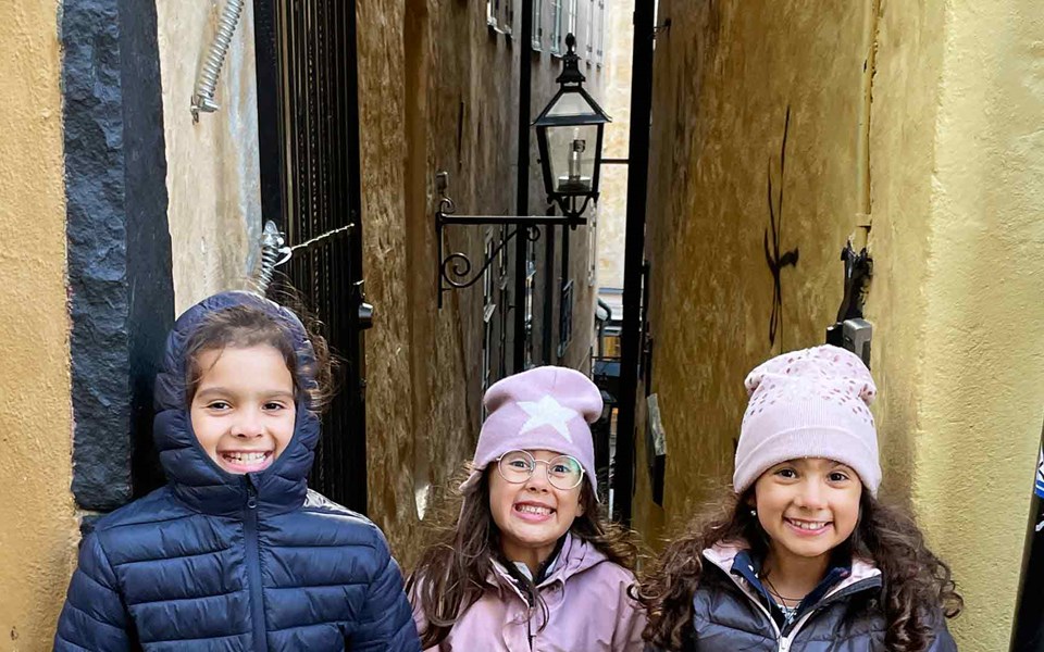 Tre barn vid en trång gränd i Gamla stan.