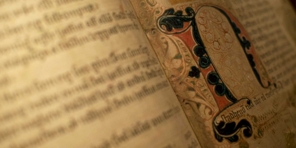 Uppslagen handskriven medeltida bok med anfanger. Foto: Alexander Mahmoud